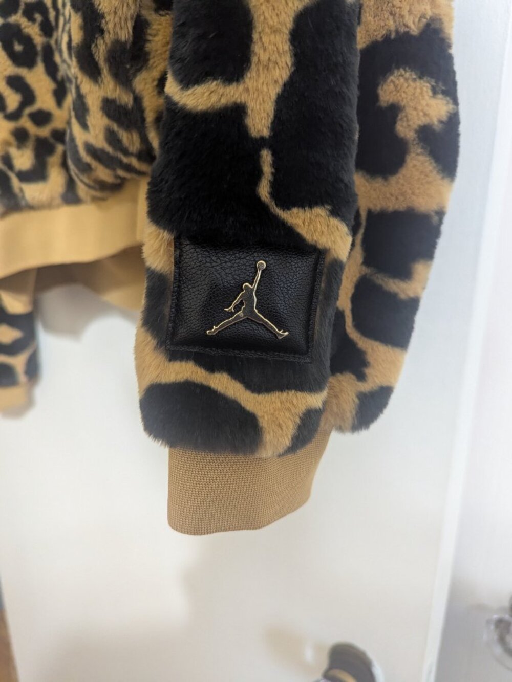 Nike Air Jordan LUXURY Women's 1/2 Zip Faux Jacket Standard Size Animal Print - Picture 6 of 9